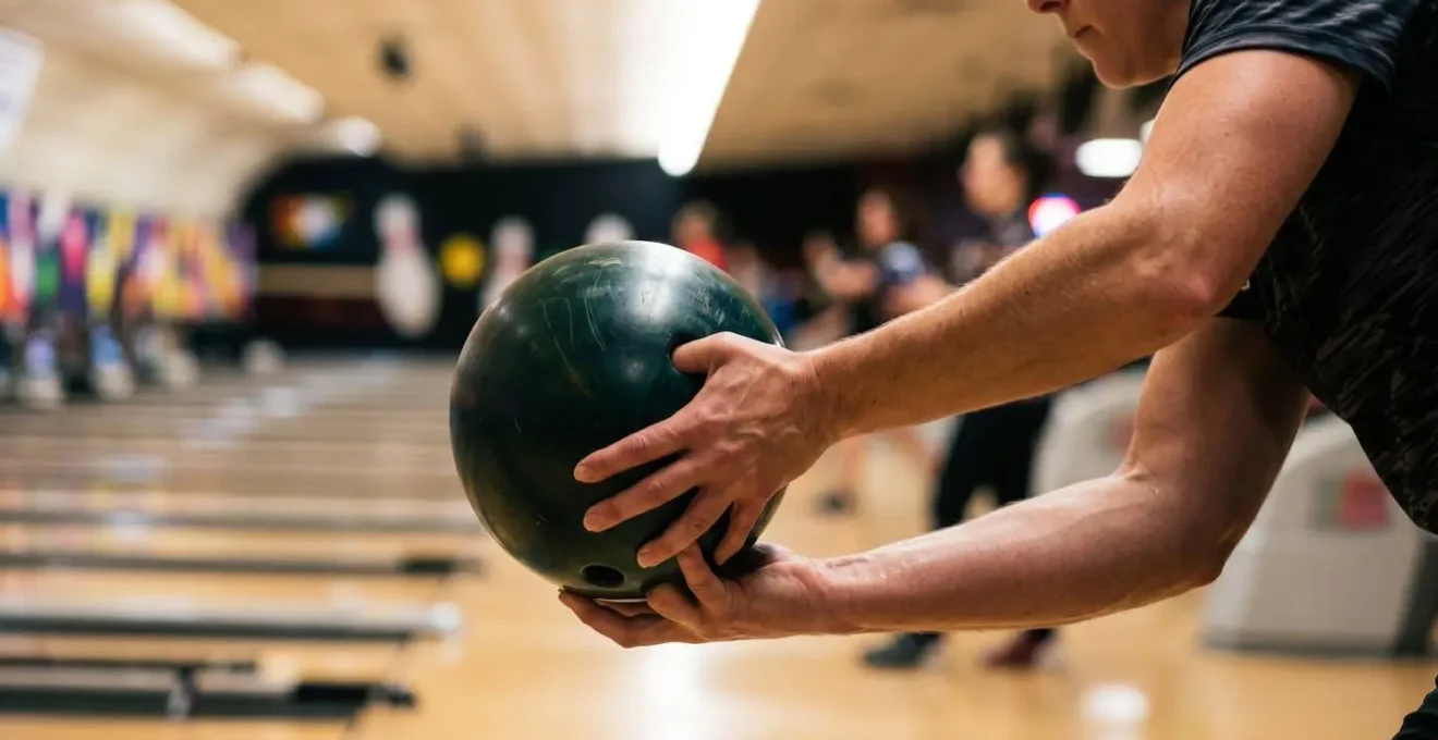 Joueur de bowling en action montrant la technique du poignet pour augmenter le rev rate
