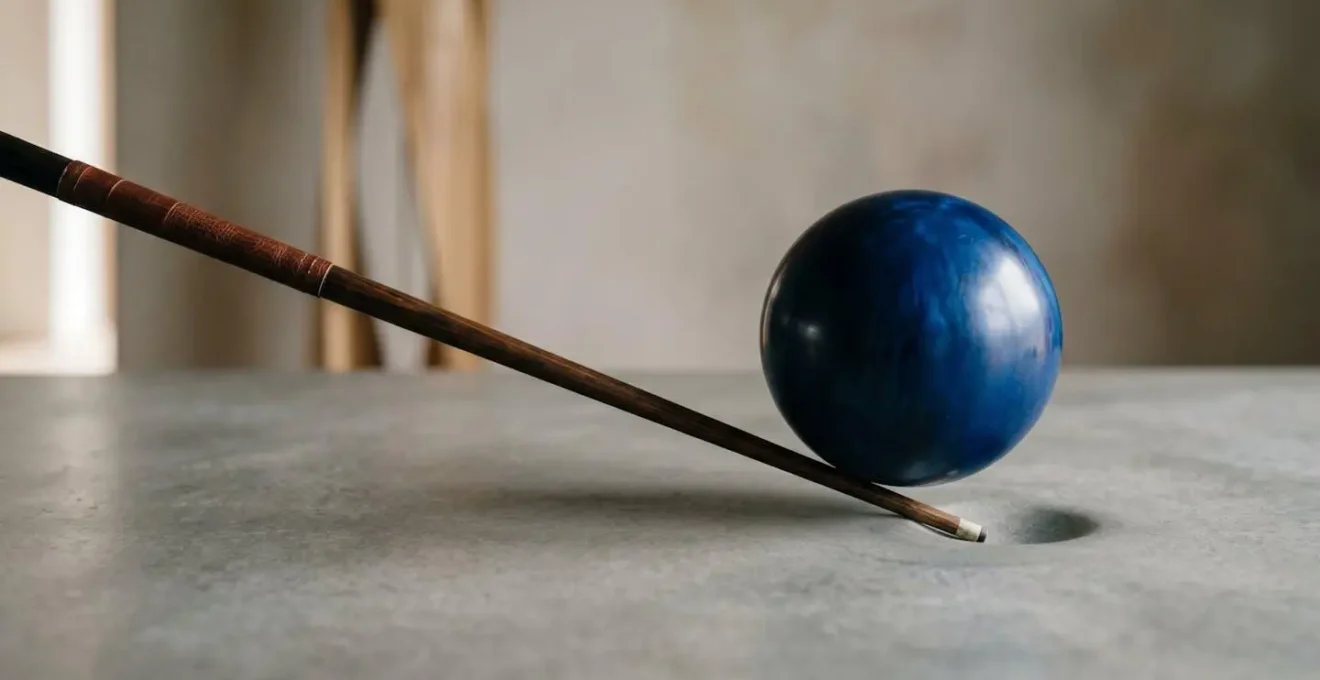 Composition symétrique présentant des éléments de billard et de bowling dans un cadre éditorial épuré