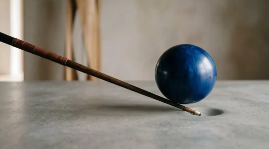 Composition symétrique présentant des éléments de billard et de bowling dans un cadre éditorial épuré