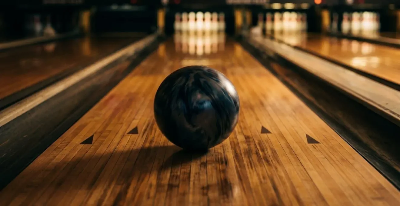 Une boule de bowling en mouvement sur la piste capturant l'instant de concentration et de détente
