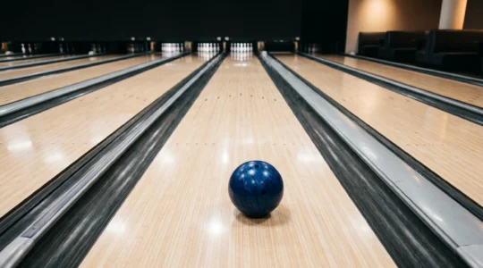 Vue de dessus d'une piste de bowling professionnelle avec zones d'huile et trajectoire de boule en mouvement