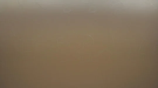 Joueur de bowling professionnel analysant la trajectoire de sa boule sur une piste aux reflets variés d'huile