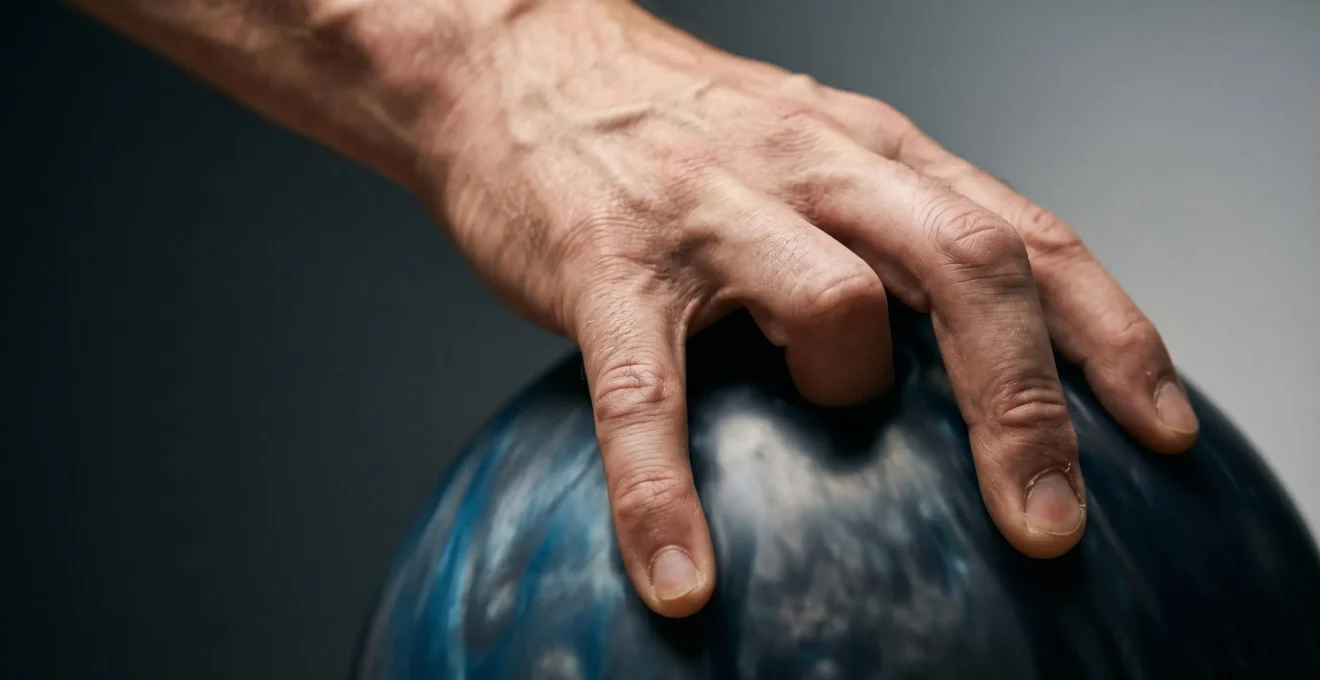 Gros plan sur une main de joueur de bowling effectuant un mouvement de rotation avec les doigts