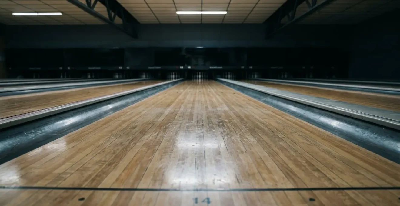 Vue en perspective d'une piste de bowling synthétique montrant les zones d'usure et de friction différenciées