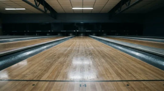 Vue en perspective d'une piste de bowling synthétique montrant les zones d'usure et de friction différenciées