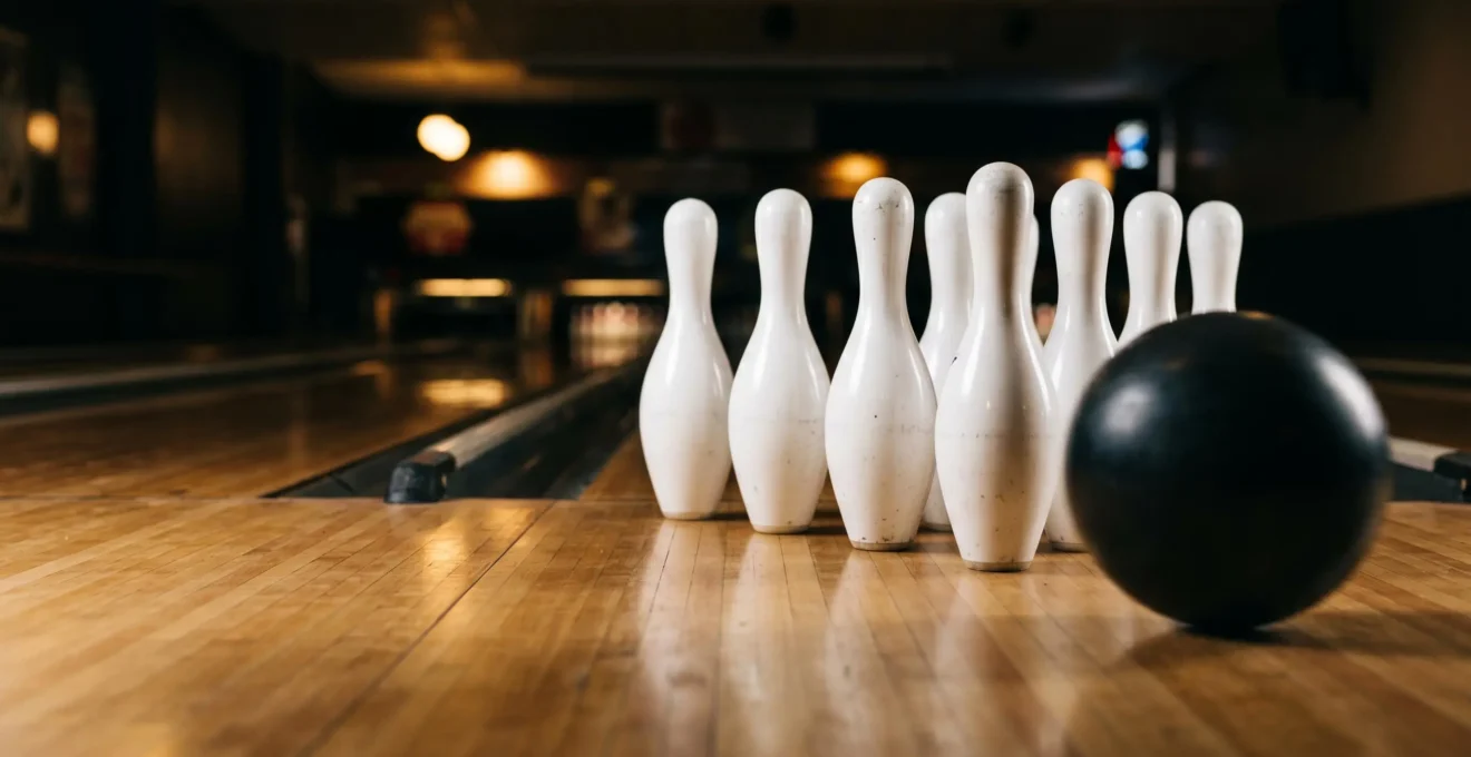 Vue rapprochée de quilles de bowling au moment de l'impact, avec mouvement et dynamisme